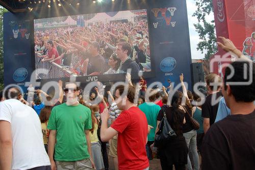 Viele Besucher kommen zu den Konzerten vor den Uefa Euro 2008 Fussball-Spielen in die Fan-Arena von Zürich