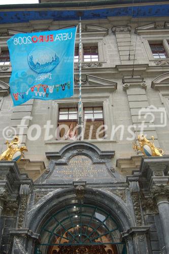 Das zürcher Rathaus steht unter der Hoherrschaft der Uefa, wie die Flagge über dem Eingangsportal des historischen Gebäudes zeigt. The City Council of Zürich is under UEFA-Dictatorship during the euro 2008 football games. 