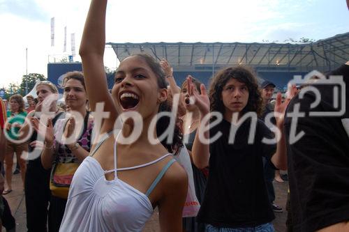 Viele Besucher kommen zu den Konzerten vor den Uefa Euro 2008 Fussball-Spielen in die Fan-Arena von Zürich