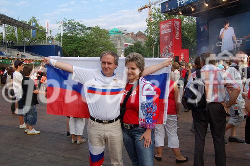 Russian footballfans in the arena of Zürich at the concert before the last match. Russische Fussballfans in der Fan-Arena von Zürich am Konzert vor dem letzten Spiel, 