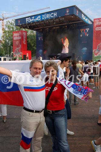 Russian footballfans in the arena of Zürich at the concert before the last match. Russische Fussballfans in der Fan-Arena von Zürich am Konzert vor dem letzten Spiel