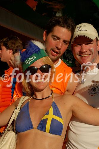 Having fun: Swedish footballfan girl with dutch footballfans in Basel. Eine schwedische Fussballbraut und holländische Fans amüsieren sich köstlich in der Fanzone von Basel 