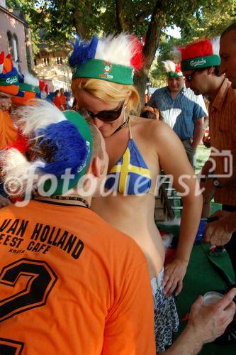 Having fun: Swedish footballfan girl with dutch footballfans in Basel. Eine schwedische Fussballbraut und holländische Fans amüsieren sich köstlich in der Fanzone von Basel