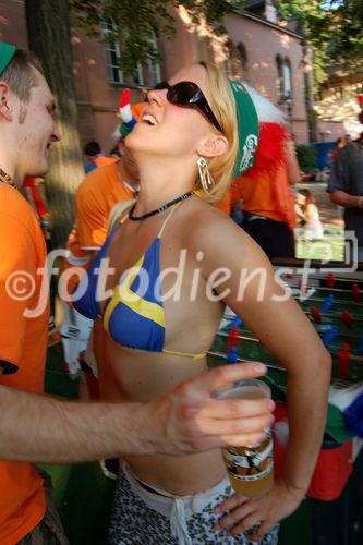 Having fun: Swedish footballfan girl with dutch footballfans in Basel. Eine schwedische Fussballbraut und holländische Fans amüsieren sich köstlich in der Fanzone von Basel