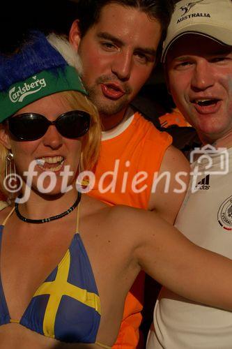 Having fun: Swedish footballfan girl with dutch footballfans in Basel. Eine schwedische Fussballbraut und holländische Fans amüsieren sich köstlich in der Fanzone von Basel