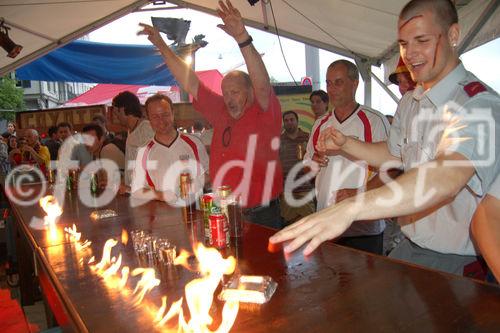 Deutsche Fans jubeln und feiern den Sieg ihrer Mannschaft, darunter auch Schweizer Soldaten mit geschminktem Gesicht in der FAnzone von Zürich. German fans are celebrating the victory of their football-team, amongst them also swiss soldiers