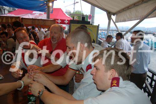 Deutsche Fans jubeln und feiern den Sieg ihrer Mannschaft, darunter auch Schweizer Soldaten mit geschminktem Gesicht in der FAnzone von Zürich. German fans are celebrating the victory of their football-team, amongst them also swiss soldiers