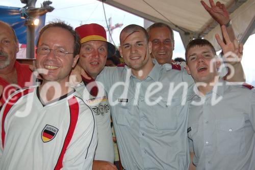 Schweizer Soldaten feiern und solidarisieren sich mit Deutschen Fussballfans in Zürich's Fanzone. Swiss soldiers are celebrating with german footballfan the victory of the germans