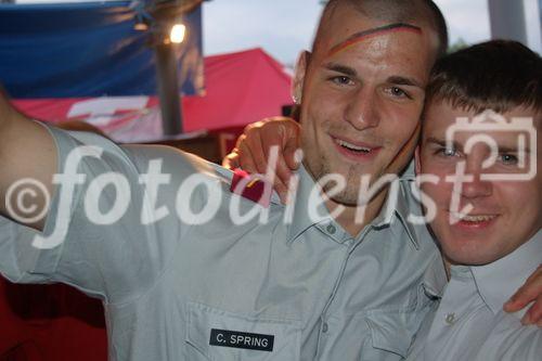 Schweizer Soldaten entpuppen sich als Deutsche Fussballfans und schminken ihr Gesicht mit den Nationalfarben Deutschlands. Swiss soldiers show their enthusiasm for the german football team