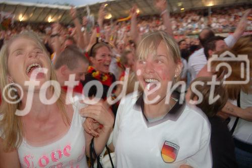 Zwei Frauen jubeln nach dem Ausgleich und zeigen Emotionen und Begeisterung  für die siegreiche deutschen Fussballmannschaft im Spiel gegen die Türkei  in der Fanzone von Zürich. After the victory of the german footballteam against the turkish footballers the german fans are celebrating the victory of their team