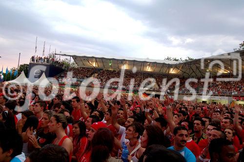 Die vielen Türken und Deutschen, die in Zürich wohnen feuern ihre MAnnschaft der Fussball-Arena an. 