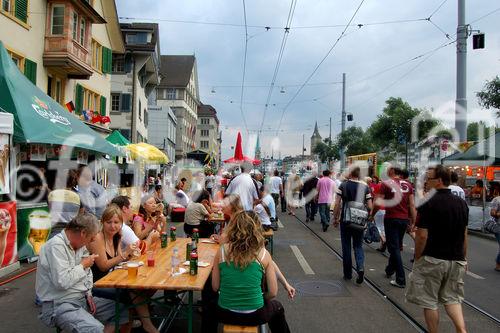 Zürichs Fanmeile am Limmatquai mit Tischen auf der Strasse ist eine riesige Festwirtschaft in der sich die Fans vergnügen und die Gastrobetriebe ein gutes Geschäft machen