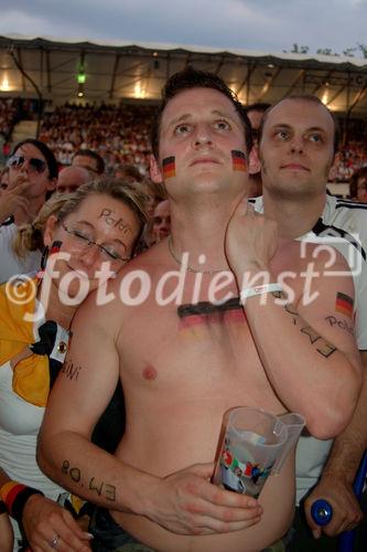 Deutsche fussballfan-Frau schmiegt sich an ihren Partner während des Fussballspiels Deutschland-Türkei in der Menschenmasse der Fanzone von Zürich