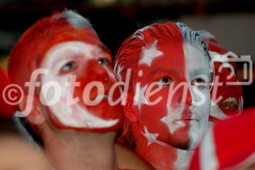 Uefa-Sportereignis, Euro 2008: Türkische Fussballfans in der Fussball-Arena von Zürich. Turkish footballfans in the fanzone of Zürich