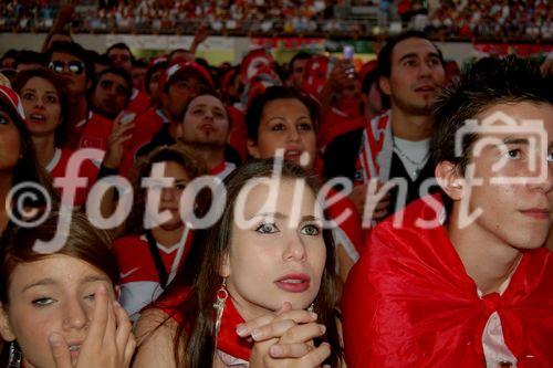 Uefa-Sportereignis; Euro 2008: Türkische Fussballfan-Frau betet für den Sieg ihrer MAnnschaft in der Fanarena von Zürich. Turkish footballfan-women is praying for the victory of the turkish football-team against the Germans