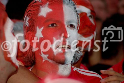 Euro 2008: Türkischer Fussballfan mit bemaltem, geschminktem Gesicht in der Fanarena von Zürich. Turkish footballfan in the fan-arena at the match Germany-Turkey