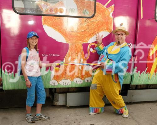 (C) fotodienst/Anna Rauchenberger - Wien, 24.06.2008 - Die fünf beliebtesten Katzenbilder des einzigartigen WHISKAS-Malwettbewerbs stehen fest. Aus unglaubliche 31.144 Bildern hat das Publikum vom 1. April bis 30. April die fünf Siegerbilder beim Online-Voting gekürt. Diese werden ein halbes Jahr den Wiener D-Wagen schmücken. FOTO: Eine der jungen Preisträgerinnen mit dem Zauberkünstler und ihrem Werk auf der Bim.