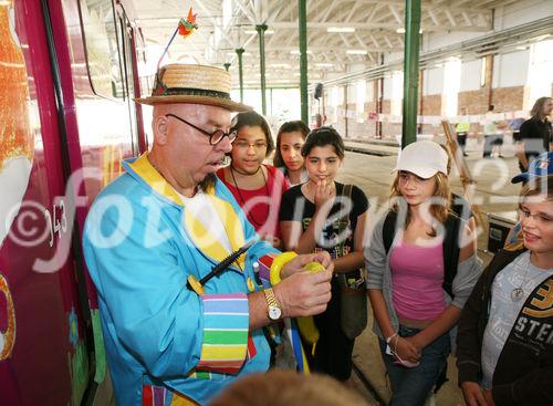 (C) fotodienst/Anna Rauchenberger - Wien, 24.06.2008 - Die fünf beliebtesten Katzenbilder des einzigartigen WHISKAS-Malwettbewerbs stehen fest. Aus unglaubliche 31.144 Bildern hat das Publikum vom 1. April bis 30. April die fünf Siegerbilder beim Online-Voting gekürt. Diese werden ein halbes Jahr den Wiener D-Wagen schmücken. FOTO: Zauberkünstler zeigen ihr Können.