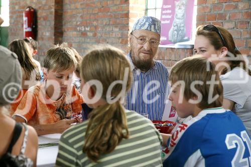 (C) fotodienst/Anna Rauchenberger - Wien, 24.06.2008 - Die fünf beliebtesten Katzenbilder des einzigartigen WHISKAS-Malwettbewerbs stehen fest. Aus unglaubliche 31.144 Bildern hat das Publikum vom 1. April bis 30. April die fünf Siegerbilder beim Online-Voting gekürt. Diese werden ein halbes Jahr den Wiener D-Wagen schmücken. FOTO: Juror Prof. Ernst Fuchs mit Schülern.