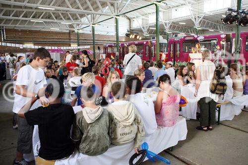 (C) fotodienst/Anna Rauchenberger - Wien, 24.06.2008 - Die fünf beliebtesten Katzenbilder des einzigartigen WHISKAS-Malwettbewerbs stehen fest. Aus unglaubliche 31.144 Bildern hat das Publikum vom 1. April bis 30. April die fünf Siegerbilder beim Online-Voting gekürt. Diese werden ein halbes Jahr den Wiener D-Wagen schmücken. 