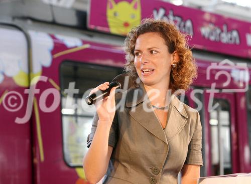 (C) fotodienst/Anna Rauchenberger - Wien, 24.06.2008 - Die fünf beliebtesten Katzenbilder des einzigartigen WHISKAS-Malwettbewerbs stehen fest. Aus unglaubliche 31.144 Bildern hat das Publikum vom 1. April bis 30. April die fünf Siegerbilder beim Online-Voting gekürt. Diese werden ein halbes Jahr den Wiener D-Wagen schmücken. FOTO: Mag. (FH) Petra Elhofer (Marketing Managerin Whiskas)