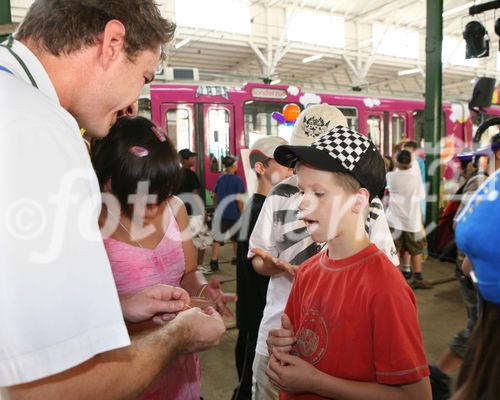 (C) fotodienst/Anna Rauchenberger - Wien, 24.06.2008 - Die fünf beliebtesten Katzenbilder des einzigartigen WHISKAS-Malwettbewerbs stehen fest. Aus unglaubliche 31.144 Bildern hat das Publikum vom 1. April bis 30. April die fünf Siegerbilder beim Online-Voting gekürt. Diese werden ein halbes Jahr den Wiener D-Wagen schmücken. FOTO: Zauberkünstler zeigen ihr Können.