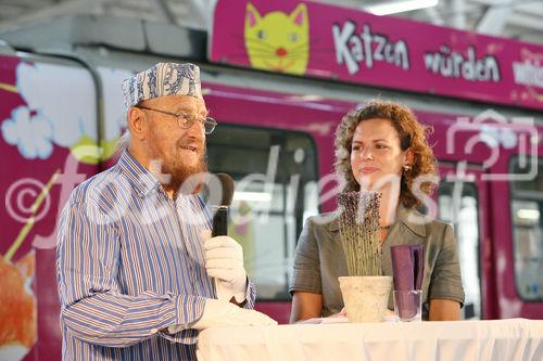 (C) fotodienst/Anna Rauchenberger - Wien, 24.06.2008 - Die fünf beliebtesten Katzenbilder des einzigartigen WHISKAS-Malwettbewerbs stehen fest. Aus unglaubliche 31.144 Bildern hat das Publikum vom 1. April bis 30. April die fünf Siegerbilder beim Online-Voting gekürt. Diese werden ein halbes Jahr den Wiener D-Wagen schmücken. FOTO: Juror Prof. Ernst Fuchs, Mag. (FH) Petra Elhofer (Marketing Managerin Whiskas)