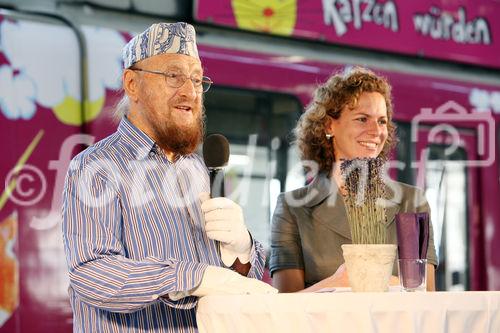 (C) fotodienst/Anna Rauchenberger - Wien, 24.06.2008 - Die fünf beliebtesten Katzenbilder des einzigartigen WHISKAS-Malwettbewerbs stehen fest. Aus unglaubliche 31.144 Bildern hat das Publikum vom 1. April bis 30. April die fünf Siegerbilder beim Online-Voting gekürt. Diese werden ein halbes Jahr den Wiener D-Wagen schmücken. FOTO: Juror Prof. Ernst Fuchs, Mag. (FH) Petra Elhofer (Marketing Managerin Whiskas)