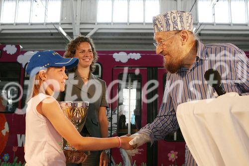 (C) fotodienst/Anna Rauchenberger - Wien, 24.06.2008 - Die fünf beliebtesten Katzenbilder des einzigartigen WHISKAS-Malwettbewerbs stehen fest. Aus unglaubliche 31.144 Bildern hat das Publikum vom 1. April bis 30. April die fünf Siegerbilder beim Online-Voting gekürt. Diese werden ein halbes Jahr den Wiener D-Wagen schmücken. FOTO: Juror Prof. Ernst Fuchs und Mag. (FH) Petra Elhofer (Marketing Managerin Whiskas) übergeben die Pokale an die Sieger