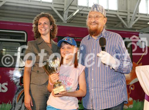 (C) fotodienst/Anna Rauchenberger - Wien, 24.06.2008 - Die fünf beliebtesten Katzenbilder des einzigartigen WHISKAS-Malwettbewerbs stehen fest. Aus unglaubliche 31.144 Bildern hat das Publikum vom 1. April bis 30. April die fünf Siegerbilder beim Online-Voting gekürt. Diese werden ein halbes Jahr den Wiener D-Wagen schmücken. FOTO: Juror Prof. Ernst Fuchs und Mag. (FH) Petra Elhofer (Marketing Managerin Whiskas) übergeben die Pokale an die Sieger