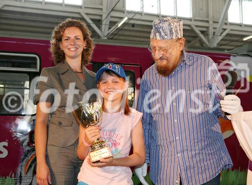 (C) fotodienst/Anna Rauchenberger - Wien, 24.06.2008 - Die fünf beliebtesten Katzenbilder des einzigartigen WHISKAS-Malwettbewerbs stehen fest. Aus unglaubliche 31.144 Bildern hat das Publikum vom 1. April bis 30. April die fünf Siegerbilder beim Online-Voting gekürt. Diese werden ein halbes Jahr den Wiener D-Wagen schmücken. FOTO: Juror Prof. Ernst Fuchs und Mag. (FH) Petra Elhofer (Marketing Managerin Whiskas) übergeben die Pokale an die Sieger