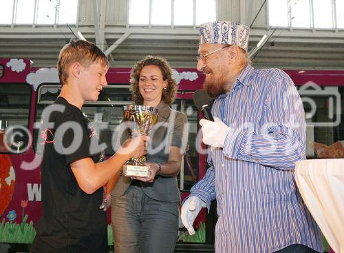 (C) fotodienst/Anna Rauchenberger - Wien, 24.06.2008 - Die fünf beliebtesten Katzenbilder des einzigartigen WHISKAS-Malwettbewerbs stehen fest. Aus unglaubliche 31.144 Bildern hat das Publikum vom 1. April bis 30. April die fünf Siegerbilder beim Online-Voting gekürt. Diese werden ein halbes Jahr den Wiener D-Wagen schmücken. FOTO: Juror Prof. Ernst Fuchs und Mag. (FH) Petra Elhofer (Marketing Managerin Whiskas) übergeben die Pokale an die Sieger