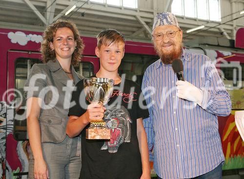 (C) fotodienst/Anna Rauchenberger - Wien, 24.06.2008 - Die fünf beliebtesten Katzenbilder des einzigartigen WHISKAS-Malwettbewerbs stehen fest. Aus unglaubliche 31.144 Bildern hat das Publikum vom 1. April bis 30. April die fünf Siegerbilder beim Online-Voting gekürt. Diese werden ein halbes Jahr den Wiener D-Wagen schmücken. FOTO: Juror Prof. Ernst Fuchs und Mag. (FH) Petra Elhofer (Marketing Managerin Whiskas) übergeben die Pokale an die Sieger