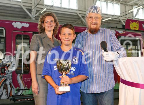 (C) fotodienst/Anna Rauchenberger - Wien, 24.06.2008 - Die fünf beliebtesten Katzenbilder des einzigartigen WHISKAS-Malwettbewerbs stehen fest. Aus unglaubliche 31.144 Bildern hat das Publikum vom 1. April bis 30. April die fünf Siegerbilder beim Online-Voting gekürt. Diese werden ein halbes Jahr den Wiener D-Wagen schmücken. FOTO: Juror Prof. Ernst Fuchs und Mag. (FH) Petra Elhofer (Marketing Managerin Whiskas) übergeben die Pokale an die Sieger