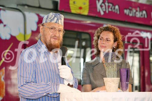 (C) fotodienst/Anna Rauchenberger - Wien, 24.06.2008 - Die fünf beliebtesten Katzenbilder des einzigartigen WHISKAS-Malwettbewerbs stehen fest. Aus unglaubliche 31.144 Bildern hat das Publikum vom 1. April bis 30. April die fünf Siegerbilder beim Online-Voting gekürt. Diese werden ein halbes Jahr den Wiener D-Wagen schmücken. FOTO: Juror Prof. Ernst Fuchs, Mag. (FH) Petra Elhofer (Marketing Managerin Whiskas)