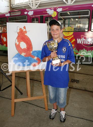 (C) fotodienst/Anna Rauchenberger - Wien, 24.06.2008 - Die fünf beliebtesten Katzenbilder des einzigartigen WHISKAS-Malwettbewerbs stehen fest. Aus unglaubliche 31.144 Bildern hat das Publikum vom 1. April bis 30. April die fünf Siegerbilder beim Online-Voting gekürt. Diese werden ein halbes Jahr den Wiener D-Wagen schmücken. FOTO: Gewinner und Gewinnerinnen mit ihren Werken