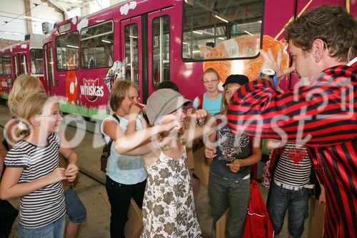 (C) fotodienst/Anna Rauchenberger - Wien, 24.06.2008 - Die fünf beliebtesten Katzenbilder des einzigartigen WHISKAS-Malwettbewerbs stehen fest. Aus unglaubliche 31.144 Bildern hat das Publikum vom 1. April bis 30. April die fünf Siegerbilder beim Online-Voting gekürt. Diese werden ein halbes Jahr den Wiener D-Wagen schmücken. FOTO: Zauberkünstler zeigen ihr Können.