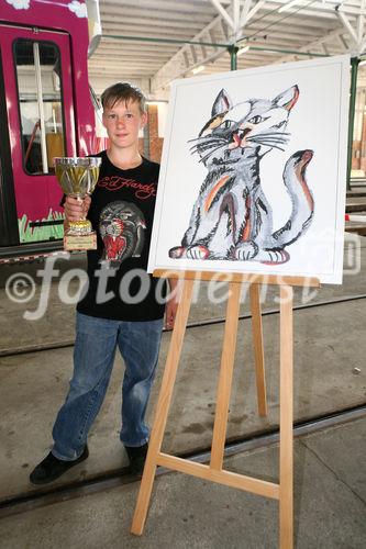 (C) fotodienst/Anna Rauchenberger - Wien, 24.06.2008 - Die fünf beliebtesten Katzenbilder des einzigartigen WHISKAS-Malwettbewerbs stehen fest. Aus unglaubliche 31.144 Bildern hat das Publikum vom 1. April bis 30. April die fünf Siegerbilder beim Online-Voting gekürt. Diese werden ein halbes Jahr den Wiener D-Wagen schmücken. FOTO: Gewinner und Gewinnerinnen mit ihren Werken