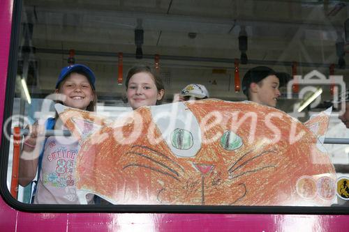 (C) fotodienst/Anna Rauchenberger - Wien, 24.06.2008 - Die fünf beliebtesten Katzenbilder des einzigartigen WHISKAS-Malwettbewerbs stehen fest. Aus unglaubliche 31.144 Bildern hat das Publikum vom 1. April bis 30. April die fünf Siegerbilder beim Online-Voting gekürt. Diese werden ein halbes Jahr den Wiener D-Wagen schmücken. 