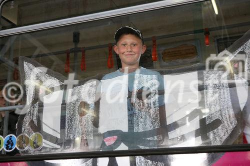 (C) fotodienst/Anna Rauchenberger - Wien, 24.06.2008 - Die fünf beliebtesten Katzenbilder des einzigartigen WHISKAS-Malwettbewerbs stehen fest. Aus unglaubliche 31.144 Bildern hat das Publikum vom 1. April bis 30. April die fünf Siegerbilder beim Online-Voting gekürt. Diese werden ein halbes Jahr den Wiener D-Wagen schmücken. 