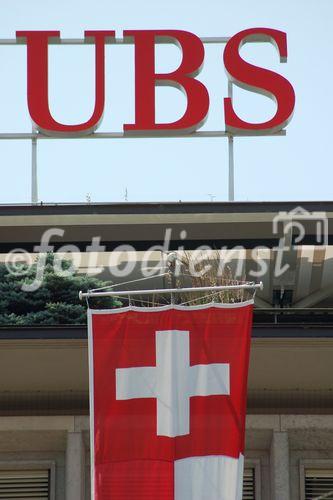 UBS-Hauptsitz mit Schweizer Fahne. Wie lange noch? For how long the UBS will be sailing under the Swiss flag?