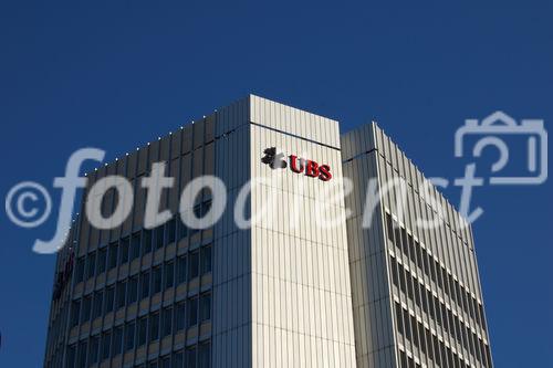 Schweiz, Zürich: UBS Bank Hochhaus Schanzengraben  Finanzbranche, Börse, Spekulation, Geldanlage, Reichtum, Verlust, Crash, Wertpapiergeschäft, Transaktionen. 
Switzerland, Zürich, Schanzengraben, Skyscraper, UBS Bank, financial district
stock exchance, crash, money, transactions, gold, bonds, rich, poor, 