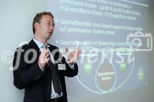 (C) fotodienst/Anna Rauchenberger - Wien, 23.06.2008 - Am 23.Juni fand ein ÖCI Karriereforum zum Thema 'IFRS & Controlling - Wieviel IFRS brauchtIhr Controlling?' statt. . Mehr als 75 interessierte Finanzfachleute kamen ins Österreichische Controller-Institut (ÖCI), um sich eingehend über das Thema zu informieren. FOTO: Christian Engelbrechtsmüller, KPMG Alpentreuhand