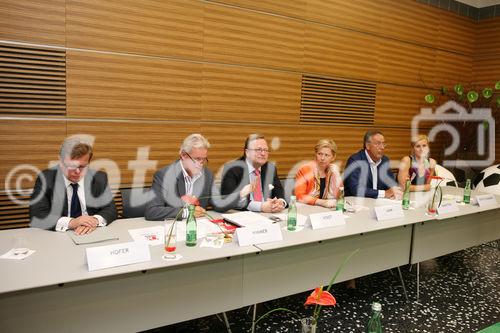 (C) fotodienst/Anna Rauchenberger - Wien, 23.06.2008 - Pressekonferenz zu den Österreichischen Medientagen und der Medienmesse, die im September stattfinden werden. FOTO v.l.: Dr. Claus Hofer (Geschäftsführer des ZIT, Zentrum für Innovation und Technologie), Mag. Michael Himmer (Organisator der Österreichischen Medientage), Oliver Voigt (Verlagsgruppe NEWS), KR Brigitte Jank (Präsidentin der Wirtschaftskammer Wien), Hans-Jörgen Manstein (Manstein Verlag), Petra Reifeltshammer (Leiterin der Medienmesse)