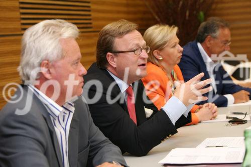 (C) fotodienst/Anna Rauchenberger - Wien, 23.06.2008 - Pressekonferenz zu den Österreichischen Medientagen und der Medienmesse, die im September stattfinden werden. FOTO v.l.: Mag. Michael Himmer (Organisator der Österreichischen Medientage), Oliver Voigt (Verlagsgruppe NEWS), KR Brigitte Jank (Präsidentin der Wirtschaftskammer Wien), Hans-Jörgen Manstein (Manstein Verlag)