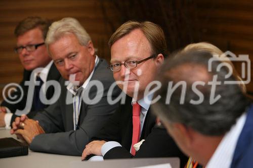 (C) fotodienst/Anna Rauchenberger - Wien, 23.06.2008 - Pressekonferenz zu den Österreichischen Medientagen und der Medienmesse, die im September stattfinden werden. FOTO v.l.: Dr. Claus Hofer (Geschäftsführer des ZIT, Zentrum für Innovation und Technologie), Mag. Michael Himmer (Organisator der Österreichischen Medientage), Oliver Voigt (Verlagsgruppe NEWS)