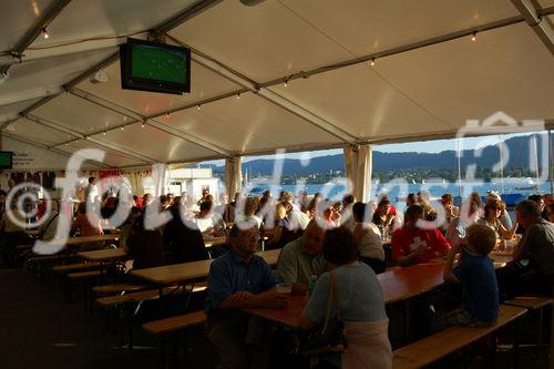 Nun da es endlich Sommer ist, geniessen breite Bevölkerungsschichten am Seeufer tolle Fussballerlebnisse in den zahlreichen Gaststätten, Restaurant und Bars,