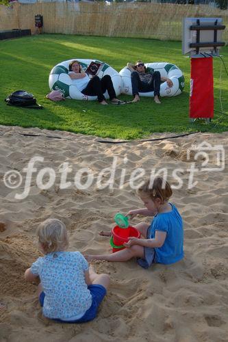 So lässt sich das Fussballfan-Leben in villen Zügen geniessen. Mama und Papa auf dem aufblasbaren Sitzkissen relaxend und zwischendurch auf die Monitore schauend, die Kinder spielen im Sandkasten davor