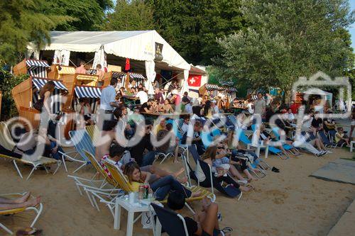 Die Strandbar in der Fanzone am Zürichseeufer ist gut besucht und das lockere mediterrane Ambiente macht den Gästen und fussballfans Spass