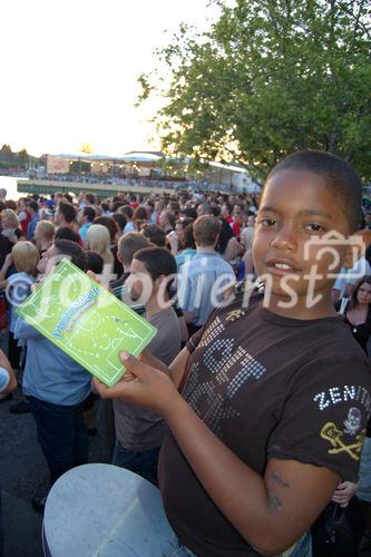 Uefa-Sportereignis, Euro 2008: Schwarzer junger Knabe mit Fussballbuch in der Fanzone von Zürich am See beim Spiel Türkei gegen Kroatien